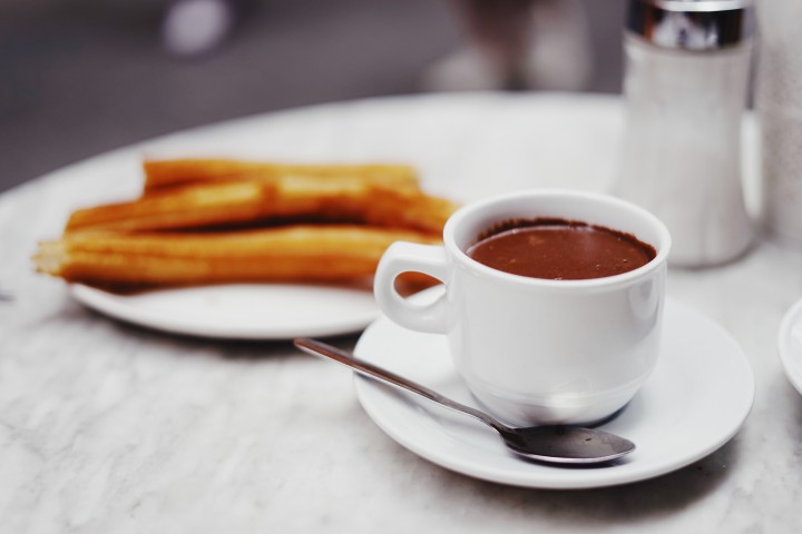 Churros, typische Süssigkeiten aus Madrid mit Schockolade serviert